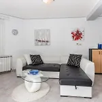Διαμέρισμα 2 Bedroom Stunning In